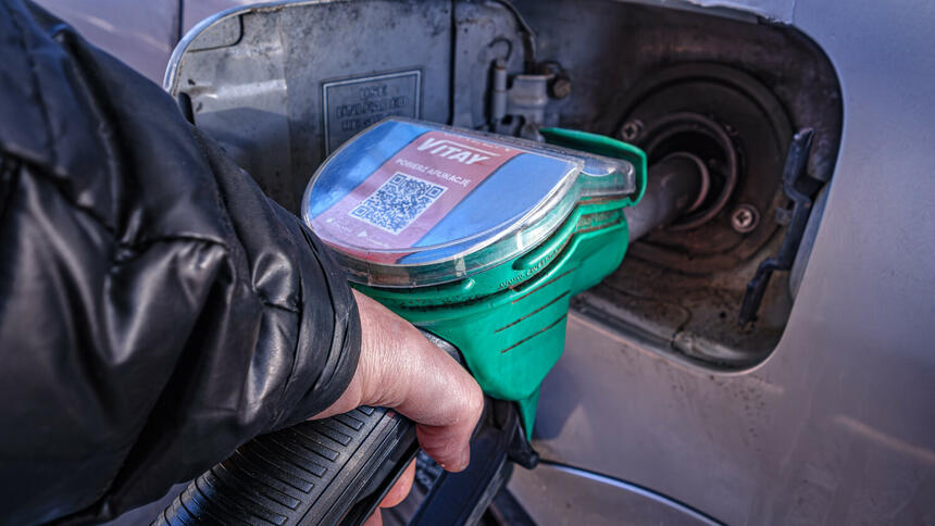 Tankowanie samochodu (zdjęcie ilustracyjne)