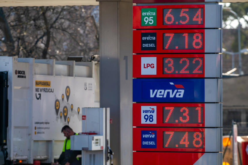 Coraz drożej na stacjach. Co ma zrobić rząd? Były szef NBP: Bałbym się tego
