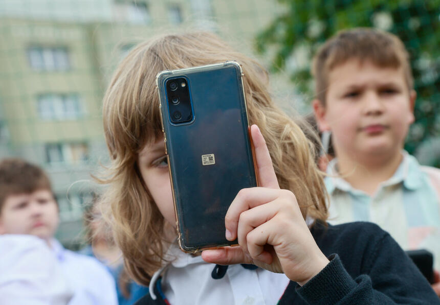 Coraz młodsze dzieci mają własne smartfony