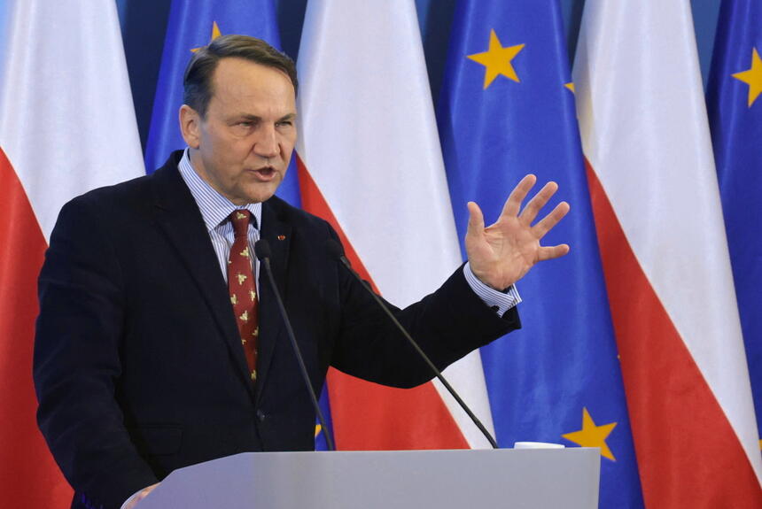 Sikorski i jego wpisy na X. Atut rządu czy skandal? "Ma swój hejterski fanklub"