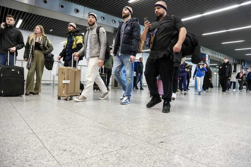 Utknąłem za granicą, nie mogę przyjść do pracy. Co robić? "Kasy za to nie będzie"