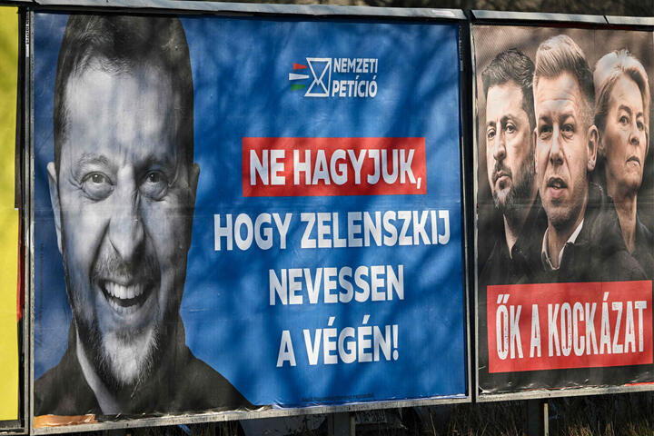 Po prawej billboard z napisem "Nie pozwól, by Zełenski śmiał się ostatni", po prawej billboard z napisem "Oni są zagrożeniem"