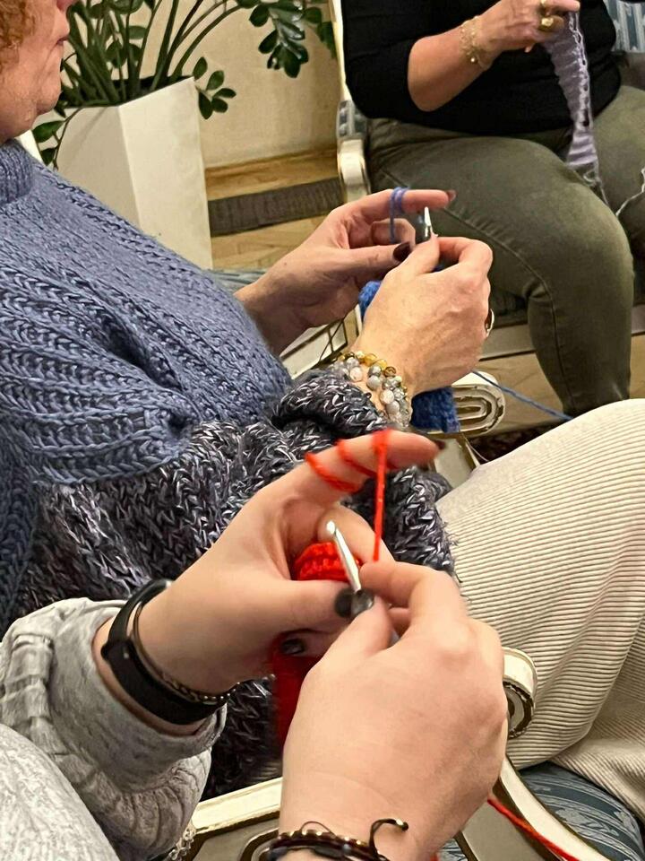 Wspólne dzierganie dla potrzebujących