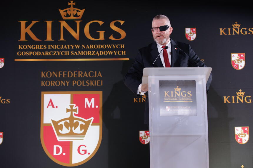 Politycy klęczą, ksiądz skandalista błogosławi. Tak było na kongresie Brauna