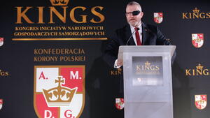 Politycy klęczą, ksiądz skandalista błogosławi. Tak było na kongresie Brauna