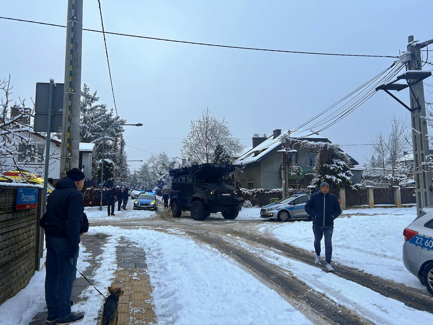 Akcja policji w Warszawie. Znaleziono dwa ciała. Zatrzymano mężczyznę, który zabarykadował się w budynku