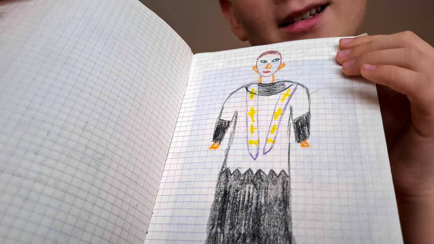 Dziecko z zeszytem do religii (zdjęcie ilustracyjne)