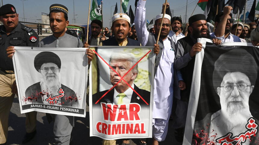  Aktywiści i zwolennicy partii Jamaat-e-Islami trzymają plakaty prezydenta USA Donalda Trumpa (w środku) i najwyższego przywódcy Iranu ajatollaha Alego Chameneiego 