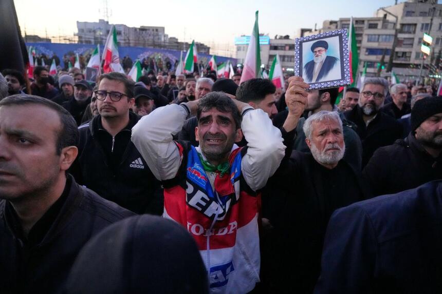 Manifestacja po śmierci przywódcy Iranu. Ali Chamenei zginął w sobotę