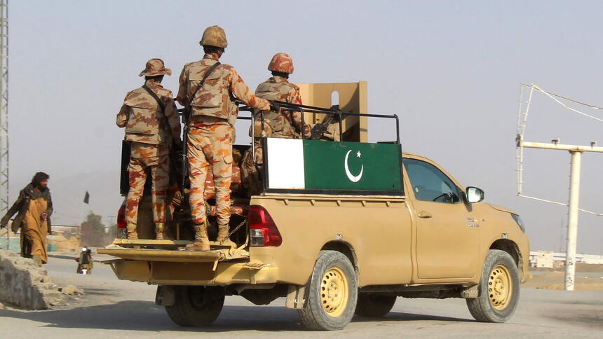 Żołnierze pakistańscy patrolują okolice przejścia granicznego między Pakistanem a Afganistanem w Chaman, 27 lutego 2026 r