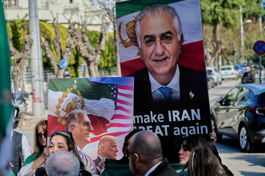 Demonstranci przed ambasadą Iranu w Atenach