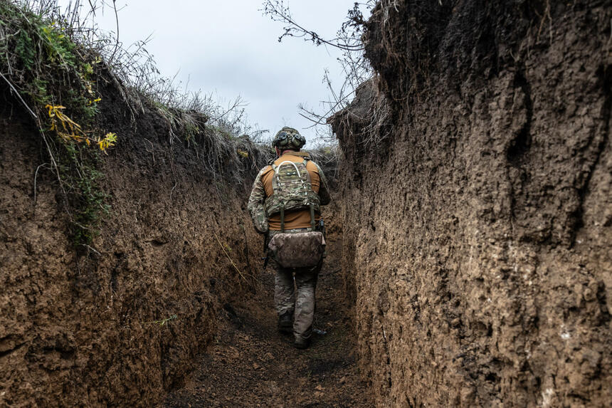 Żołnierz ukraiński podczas zadań w terenie (zdjęcie ilustracyjne)